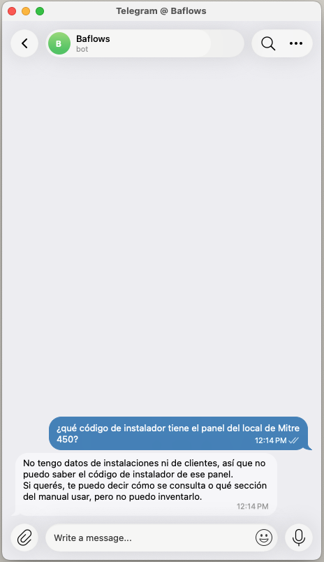 Captura del chat: ante la pregunta por el código de instalador de un panel concreto, el agente responde que no guarda datos de instalaciones ni de clientes